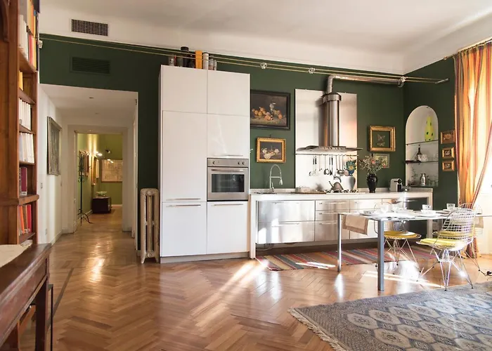 Sophisticated Apt Near Duomo